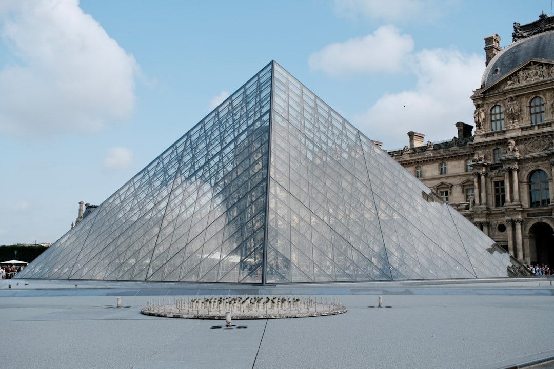 Unlocking the Secrets of Perfumery: How to Read a Fragrance Pyramid 3 comment lire une pyramide olfactive 1784938365 parfumerieluxofficiel parfum prix maroc