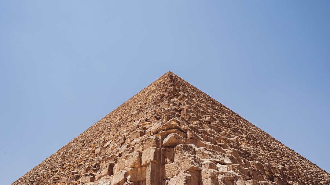 Title : Comment lire une pyramide olfactive ? Le guide complet pour décrypter vos parfums préférés